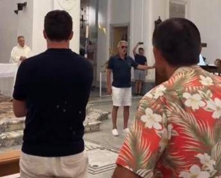 A messa spunta Bocelli e canta l'Ave Maria a Capri A messa spunta Bocelli e canta l'Ave Maria a Capri
