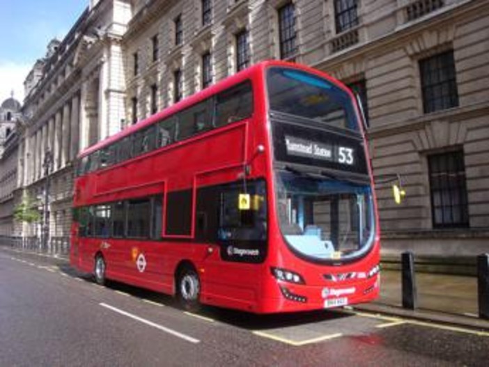 Gb, i celebri bus rossi 'parlano' cinese: svolta green a Londra con l'aiuto di Pechino Gb, i celebri bus rossi 'parlano' cinese: svolta green a Londra con l'aiuto di Pechino