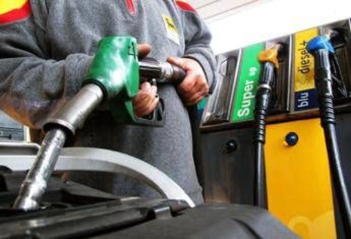 Carburanti, diesel e benzina sempre più cari: fino a 12 euro in più per il pieno
