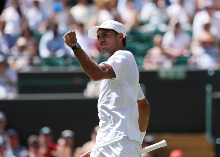 Cobolli batte De Minaur in tre set e vola ai quarti di Wimbledon