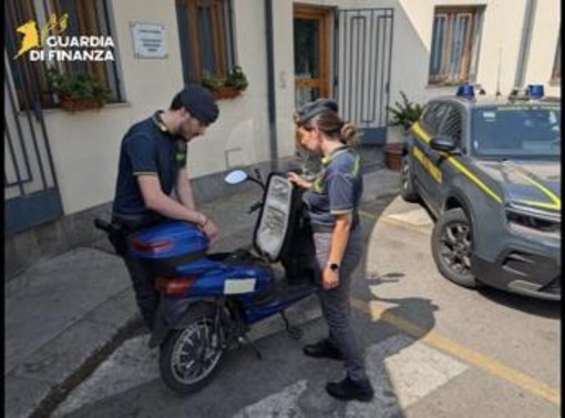 Sequestrati in tutta Italia migliaia di scooter illegali: venivano venduti come bici elettriche