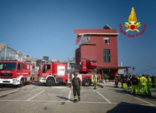 Paura a Messina, crolla edificio: vigili del fuoco cercano sei dispersi, una famiglia sotto le macerie
