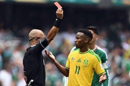 Messico-Sudafrica, piovono rossi: tre espulsi, caos ai Mondiali Messico-Sudafrica, piovono rossi: tre espulsi, caos ai Mondiali