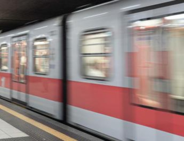 Ragazza sfregiata in metro a Milano, il racconto: "Ho pensato di morire" Ragazza sfregiata in metro a Milano, il racconto: "Ho pensato di morire"