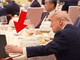 Trump apre il taccuino di Xi al banchetto di Stato, la 'sbirciatina' diventa virale Trump apre il taccuino di Xi al banchetto di Stato, la 'sbirciatina' diventa virale
