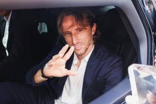 Modric: "Al Milan per vincere e portare esperienza. Scudetto a 40 anni come Ibra? Sarei felicissimo" Modric: "Al Milan per vincere e portare esperienza. Scudetto a 40 anni come Ibra? Sarei felicissimo"