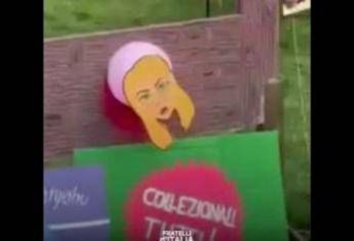 Meloni 'decapitata' dalla ghigliottina, il video choc dal Carnevale di Reggio Emilia Meloni 'decapitata' dalla ghigliottina, il video choc dal Carnevale di Reggio Emilia