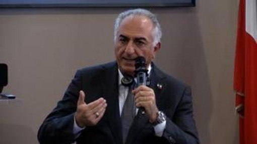 Iran, Pahlavi: "Potrei guidare governo di transizione, no a vendette" Iran, Pahlavi: "Potrei guidare governo di transizione, no a vendette"