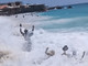 Caraibi, onda travolge una coppia a riva e la scaglia contro le rocce - Video