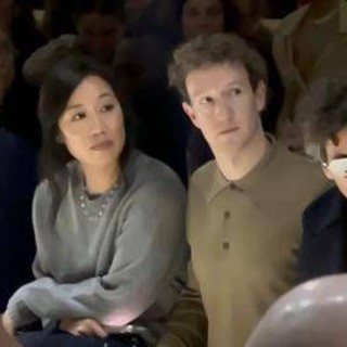 Mark Zuckerberg con la moglie alla sfilata di Prada a Milano, prove di accordo su occhiali Ai Mark Zuckerberg con la moglie alla sfilata di Prada a Milano, prove di accordo su occhiali Ai