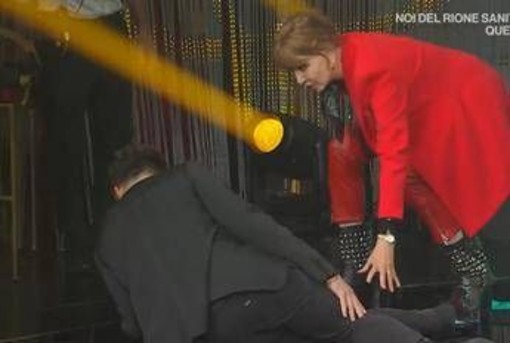 Ballando con le stelle, Carlo Aloia si fa male nelle prove Ballando con le stelle, Carlo Aloia si fa male nelle prove