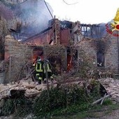 Esplosione in una palazzina a Pescia: si cerca un uomo disperso