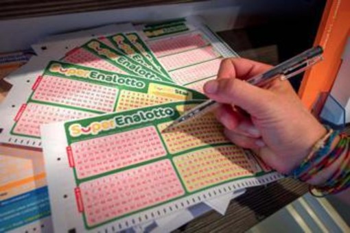 Superenalotto, numeri combinazione vincente oggi 8 luglio