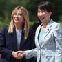 Meloni accoglie premier giapponese a Roma: l'abbraccio con Sanae Takaichi