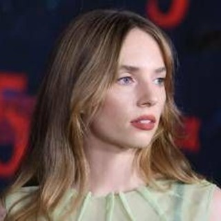 Maya Hawke si è sposata, alla cerimonia i colleghi di 'Stranger Things' - Le immagini