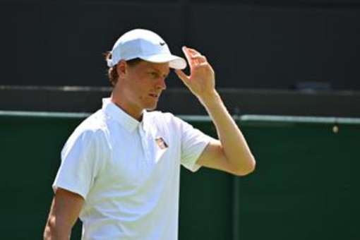 L'esordio di Sinner a Wimbledon, l'analisi del medico-fisiatra: "L'erba aumenta cadute e infortuni" L'esordio di Sinner a Wimbledon, l'analisi del medico-fisiatra: "L'erba aumenta cadute e infortuni"