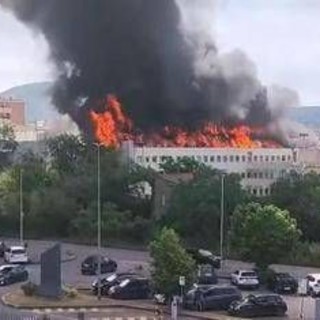 Incendio all'Università della Tuscia, in fiamme il tetto della facoltà di Agraria - Video