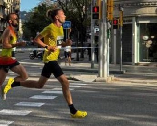 Corre una maratona... con le Crocs, la follia dell'atleta russo a Berlino Corre una maratona... con le Crocs, la follia dell'atleta russo a Berlino