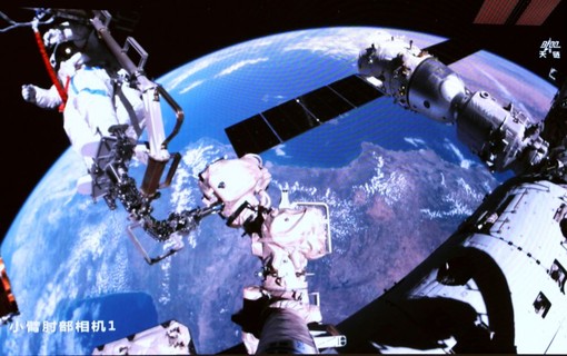 Cina, gli astronauti della Shenzhou-21 impegnati in attività extraveicolari