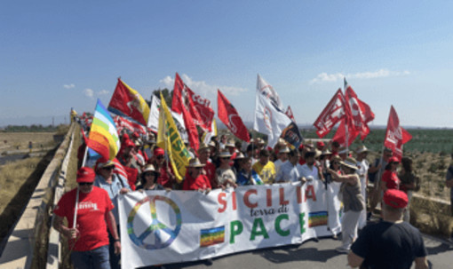 &quot;No alla guerra&quot;, corteo davanti alla base Usa di Sigonella