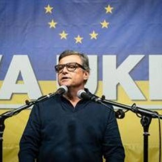 Ucraina, ambasciata russa a Roma critica Calenda per il tatuaggio. E lui replica: &quot;Verrete sconfitti come l'Urss&quot;