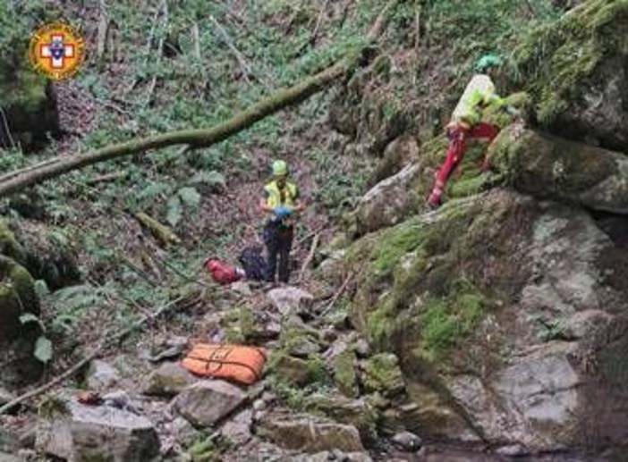 Tenta di salvare 13enne precipitato in una scarpata nel Bosco del Corniglio: morto capo scout