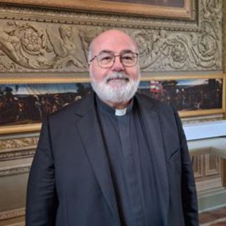 Salute, Angelelli (Cei): "Social e Ai comportano rischio danni mentali per i giovani"