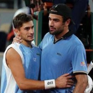 Roland Garros, Berrettini in lacrime costretto al ritiro. Arnaldi lo abbraccia, il pubblico applaude