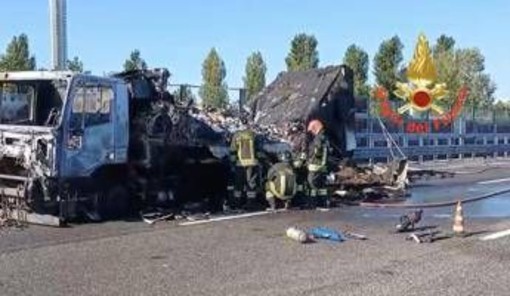 Tir in fiamme sulla Tangenziale ovest di Milano all'altezza di Rozzano, carreggiata chiusa