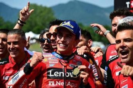 Marquez vince, il Mugello fischia. E Tardozzi si infuria - Video Marquez vince, il Mugello fischia. E Tardozzi si infuria - Video