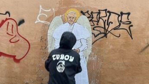 Papa, lo street artist TvBoy omaggia Bergoglio con 'San Francesco'