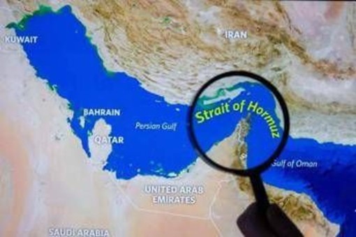Iran, elicottero Usa precipita a Hormuz. Trump: "Accordo in due o tre giorni, poi Stretto riaprirà" Iran, elicottero Usa precipita a Hormuz. Trump: "Accordo in due o tre giorni, poi Stretto riaprirà"