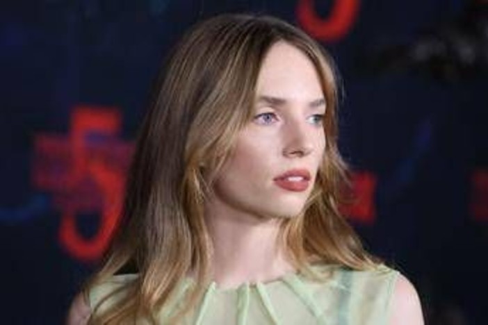 Maya Hawke si è sposata, alla cerimonia i colleghi di 'Stranger Things' - Le immagini