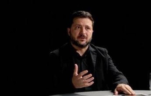 Zelensky racconta l'inizio della guerra: "I russi pensavano di conquistare Kiev in tre giorni. Avevano già le uniformi per la parata" Zelensky racconta l'inizio della guerra: "I russi pensavano di conquistare Kiev in tre giorni. Avevano già le uniformi per la parata"