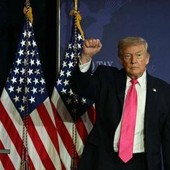 Iran riapre Hormuz, Trump mantiene il blocco navale: "Ci prendiamo l'uranio". Teheran smentisce