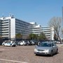 Milano, 27enne precipita da palazzina Mediaset a Cologno Monzese: è gravissima Milano, 27enne precipita da palazzina Mediaset a Cologno Monzese: è gravissima