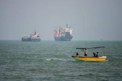 Iran, Pasdaran: "Tre petroliere contro mine nello Stretto di Hormuz, una è esplosa" Iran, Pasdaran: "Tre petroliere contro mine nello Stretto di Hormuz, una è esplosa"