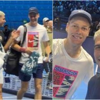 Sinner-Alcaraz, risate e selfie: allenamento show a Torino. E Jannik vince il set Sinner-Alcaraz, risate e selfie: allenamento show a Torino. E Jannik vince il set