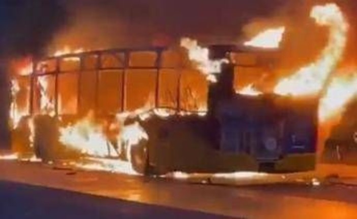 Bus in fiamme in Svizzera, 6 morti a Kerzers: "Un uomo si è dato fuoco"