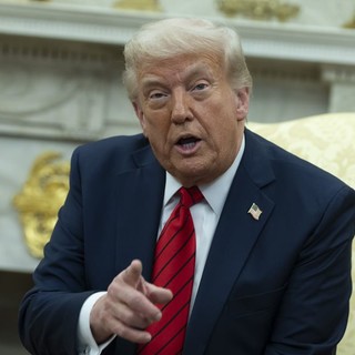 Trump “Valuto causa contro presidente Fed Powell”