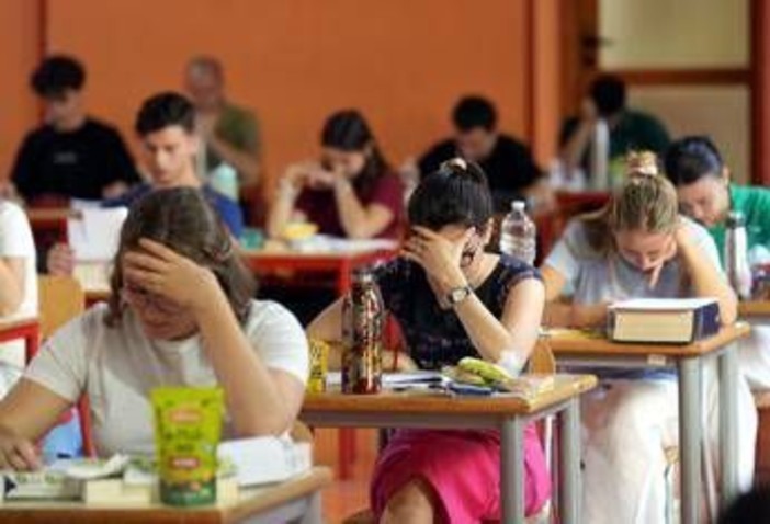 Maturità 2026, la traccia di attualità svelata dall'Ia: ecco i 'temi' secondo Chat Gpt, Gemini e Claude Ai Maturità 2026, la traccia di attualità svelata dall'Ia: ecco i 'temi' secondo Chat Gpt, Gemini e Claude Ai