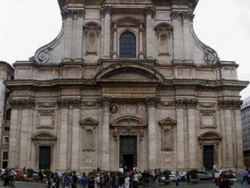 Roma, cadono lastre di impalcatura da chiesa Sant'Ignazio: ferita 16enne in gita