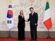 Meloni in Corea del Sud, vede Lee: "Rafforzare dialogo e cooperazione" Meloni in Corea del Sud, vede Lee: "Rafforzare dialogo e cooperazione"