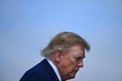 Trump e la confessione: "Mi trucco pochissimo, faccio da solo: non voglio sembrare morto"
