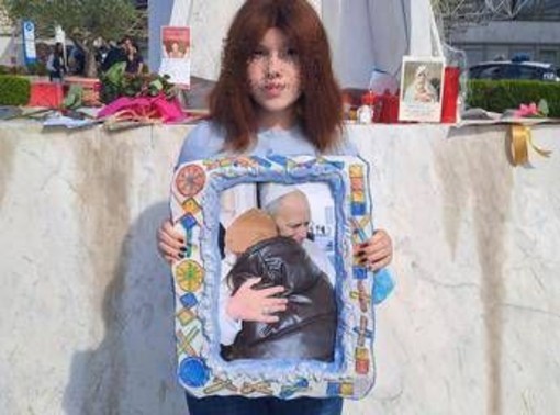 Papa, la gioia della 13enne Varvara per le dimissioni: "Ho avuto il cancro, vorrei restituirgli quell'abbraccio" Papa, la gioia della 13enne Varvara per le dimissioni: "Ho avuto il cancro, vorrei restituirgli quell'abbraccio"