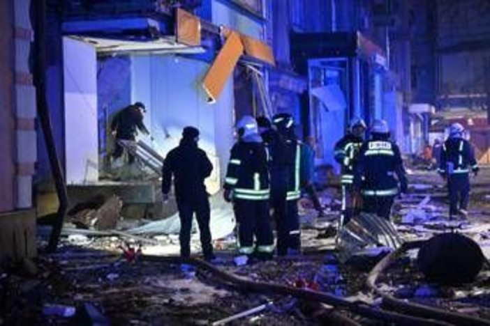 Ucraina, raid di droni russi in tutto il Paese: diverse vittime. Trump: &quot;Situazione difficile&quot;