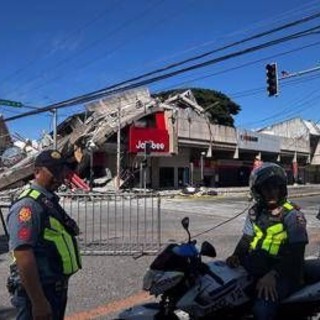 Terremoto magnitudo 7.8 nelle Filippine, 15 morti e oltre 100 feriti: scatta allarme tsunami