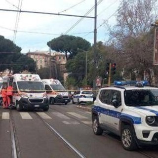 Roma, tamponamento tra due tram in via Prenestina: feriti alcuni passeggeri Roma, tamponamento tra due tram in via Prenestina: feriti alcuni passeggeri