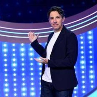 Sanremo 2026, co-conduttore Ubaldo Pantani: chi è l'imitatore di Lapo Elkann Sanremo 2026, co-conduttore Ubaldo Pantani: chi è l'imitatore di Lapo Elkann