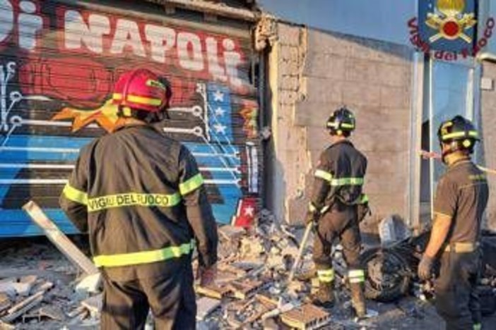 Ostia, bomba carta davanti alla palestra Di Napoli: danni ad attività e auto Ostia, bomba carta davanti alla palestra Di Napoli: danni ad attività e auto